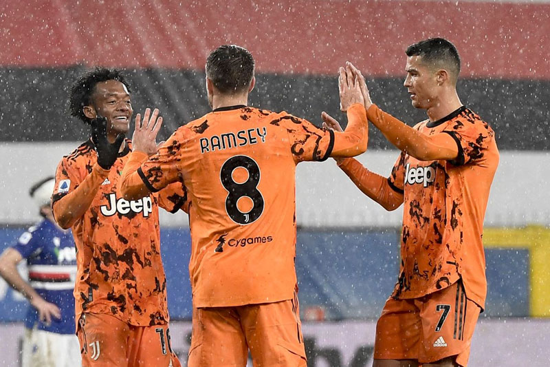 Thắng Sampdoria cách biệt, Juventus chen chân vào top 3